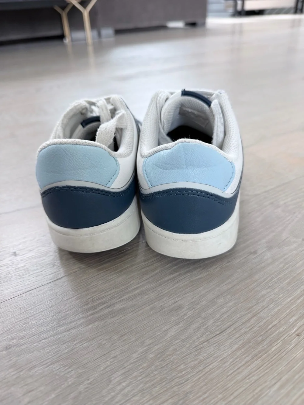 Art Class Boys White and Navy Low-Top Sneakers size 2